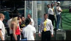 Ativista despe-se e tenta atacar o troféu do Euro 2012