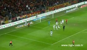 Drogba inventa e falha penalty