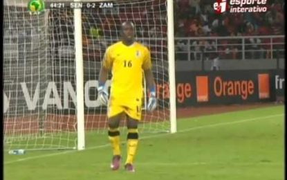Guarda redes distrai-se e agarra a bola fora da área