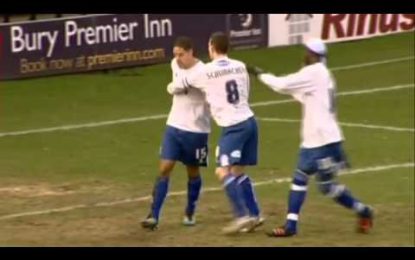 Jogadores do Bury discutem por um penalty