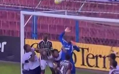 Jogador do Bahia evita golo…mas na baliza adversária