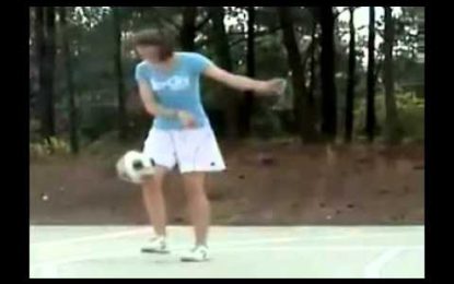Impressionante o que esta rapariga faz com a bola!