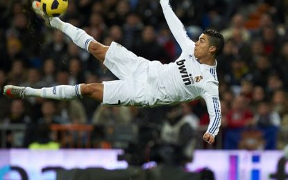 C. Ronaldo tenta o golo com um pontapé de bicicleta