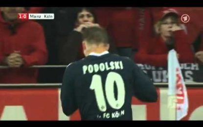 Podolski atingido por uma moeda