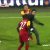 Adepto do Besiktas tenta agredir Emmanuel Eboue