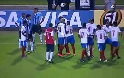 Jogador do Bahia tenta agredir árbitro às escondidas