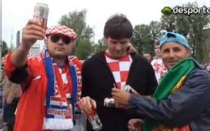 Dois portugueses vendem cerveja no Euro 2012