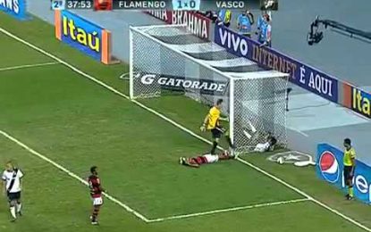 Léo Moura falha golo de forma inacreditável