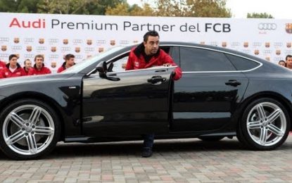 Jogadores do Barça recebem carros novos
