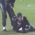 Adepto com uma perna invade terreno de jogo