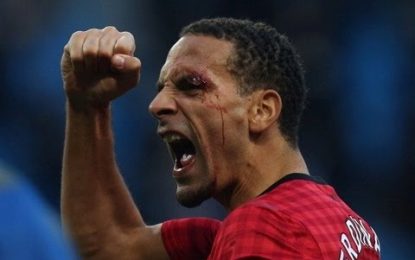 Ferdinand atingido por moeda no derby de Manchester