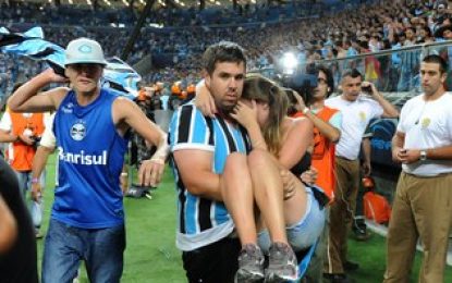 Vedação da Arena Grêmio cede durante jogo da Libertadores
