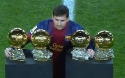 Messi junta as 4 Bolas de Ouro e mostra-as aos adeptos do Barça