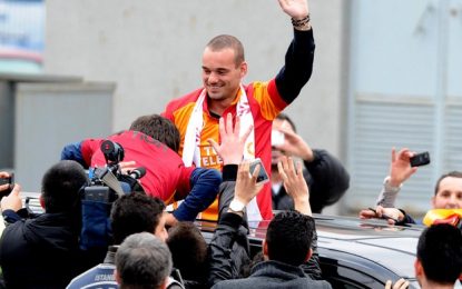 Loucura em Istambul com a chegada de Sneijder