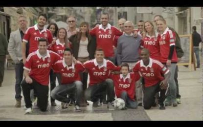 Jogadores do Benfica trocam de camisa com desconhecidos