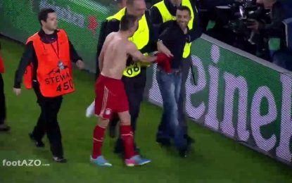 Ribery oferece camisa a adepto que invadiu Camp Nou