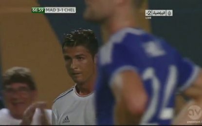 Adepto invade jogo para abraçar Cristiano Ronaldo