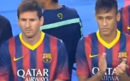 Adepto tenta abraçar Neymar durante apresentação do Barcelona
