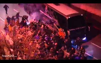 Autocarro do FC Porto chega ao Dragão debaixo de fogo