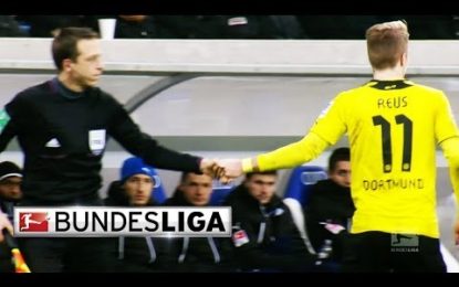 Marco Reus leva árbitro assistente à frente