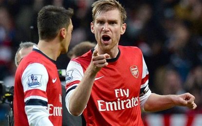 Mertesacker atira-se a Ozil por não saudar os adeptos do Arsenal