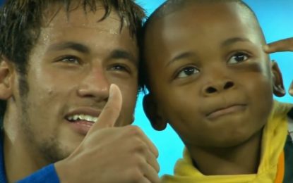Menino invade campo, mas Neymar mostra que está preparado para ser pai