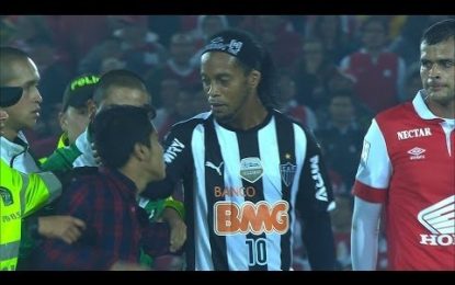 Colombiano invade campo para abraçar Ronaldinho