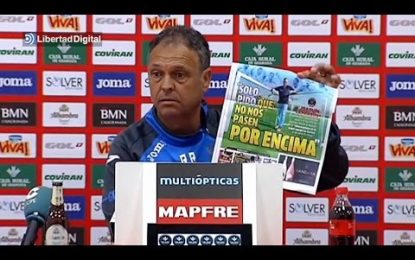 Treinador do Granada rasga capa da MARCA durante conferência de imprensa