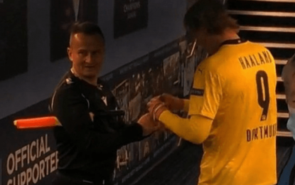 Vídeo: Insólito! Árbitro auxiliar do Man City-Dortmund pediu autógrafo a Haaland