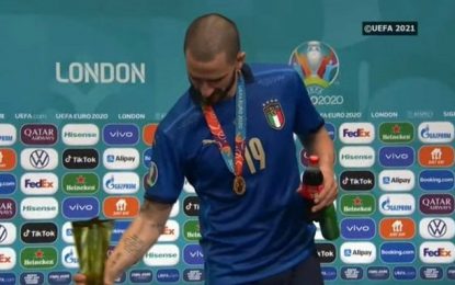 Vídeo: Indireta para Ronaldo? Bonucci bebeu cerveja e coca-cola na conferência de imprensa depois da vitória no Europeu