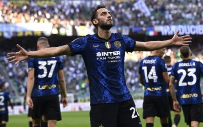 Vídeo: Çalhanoğlu marca golaço na estreia pelo Inter