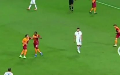 Vídeo: Central do Galatasaray, que passou pelo Chaves e Rio Ave, dá cabeçada e murro a companheiro de equipa