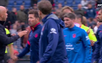 VÍDEO: Simeone pega-se com treinador do Feyenoord e empurra-o