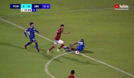 Jogador Arranca Com a Bola Decidido a Fazer o Golo De Uma Vida Mas “Borra a Pintura” de baliza aberta